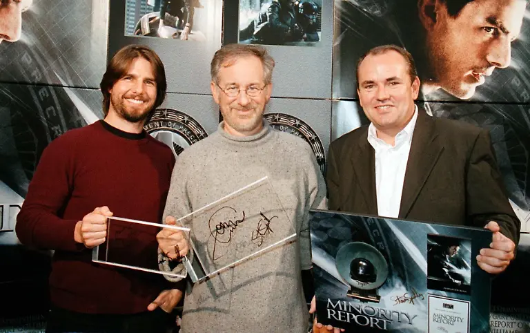 Stuendlich-kommt-ein-exklusives-Geschenk-eines-Prominenten-unter-den-Hammer-Tom-Cruise-li-und-Steven-Spielberg-uebergaben-Spendenmarathon-Moderator-Wolfram-Kons-re-Original-Requisiten-aus-dem-Film-Minority-Report-Die-Verwendung-des-sendungsbezogenen-Materials-ist-nur-mit-dem-Hinweis-und-Verlinkung-auf-RTL-gestattet