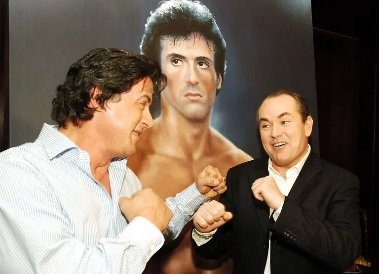 Die-Begegnung-zweier-Boxlegenden-soll-viel-Geld-fuer-den-guten-Zweck-bringen-Beim-Comeback-Kampf-von-Henry-Maske-am-Samstag-31-Maerz-versteigert-Wolfram-Kons-re-Moderator-des-RTL-Spendenmarathon-ein-2-x-3-Meter-grosses-fotorealistisches-Gemaelde-von-Rocky-Das-Bild-des-Duesseldorfer-Kunstmalers-Juergen-D-Flohr-wurde-von-der-Filmlegende-Sylvester-Stallone-li-bei-einem-Besuch-in-Koeln-hoechstpersoenlich-signiert-Die-Verwendung-des-sendungsbezogenen-Materials-ist-nur-mit-dem-Hinweis-und-Verlinkung-auf-RTL-gestattet