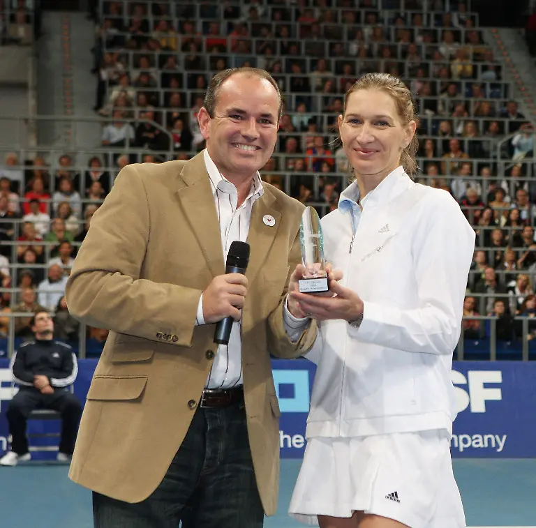Steffi-Graf-verleiht-Wolfram-Kons-und-dem-RTL-Spendenmarathon-den-ersten-Children-for-tomorrow-Award-Die-Verwendung-des-sendungsbezogenen-Materials-ist-nur-mit-dem-Hinweis-und-Verlinkung-auf-RTL-gestattet