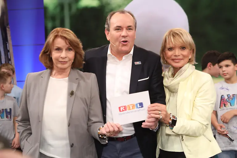 Charity-Gesamtleiter-Wolfram-Kons-mit-den-diesjaehrigen-Projetpatinnen-Senta-Berger-l-und-Uschi-Glas-r-Die-Verwendung-des-sendungsbezogenen-Materials-ist-nur-mit-dem-Hinweis-und-Verlinkung-auf-RTL-gestattet