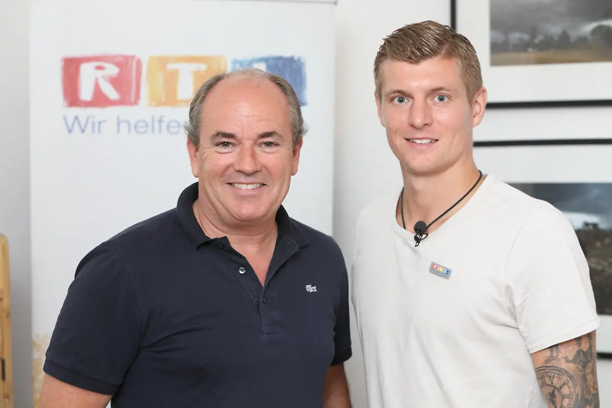 Als-Pate-der-Stiftung-RTL-Wir-helfen-Kindern-setzt-sich-Fussballer-Toni-Kroos-fuer-die-ambulanten-Kinder-und-Jugendhospizdienste-fuer-lebensverkuerzend-erkrankte-Kinder-ein-Foto-Moderator-Wolfram-Kons-r-Pate-Toni-Kroos-Die-Verwendung-des-sendungsbezogenen-Materials-ist-nur-mit-dem-Hinweis-und-Verlinkung-auf-RTL-gestattet