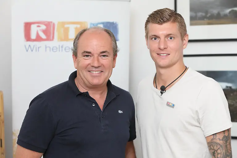 Als-Pate-der-Stiftung-RTL-Wir-helfen-Kindern-setzt-sich-Fussballer-Toni-Kroos-fuer-die-ambulanten-Kinder-und-Jugendhospizdienste-fuer-lebensverkuerzend-erkrankte-Kinder-ein-Foto-Moderator-Wolfram-Kons-r-Pate-Toni-Kroos-Die-Verwendung-des-sendungsbezogenen-Materials-ist-nur-mit-dem-Hinweis-und-Verlinkung-auf-RTL-gestattet