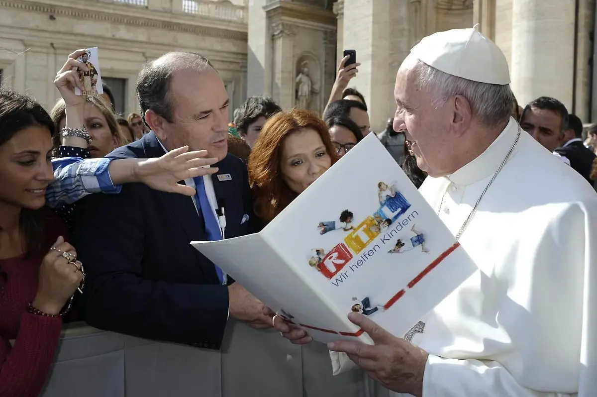 RTL-Charity-Gesamtleiter-Wolfram-Kons-und-Pate-der-Stiftung-RTL-Wir-helfen-Kindern-aus-dem-Jahr-2015-Papst-Franziskus-Die-Verwendung-des-sendungsbezogenen-Materials-ist-nur-mit-dem-Hinweis-und-Verlinkung-auf-RTL-gestattet