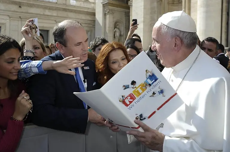RTL-Charity-Gesamtleiter-Wolfram-Kons-und-Pate-der-Stiftung-RTL-Wir-helfen-Kindern-aus-dem-Jahr-2015-Papst-Franziskus-Die-Verwendung-des-sendungsbezogenen-Materials-ist-nur-mit-dem-Hinweis-und-Verlinkung-auf-RTL-gestattet