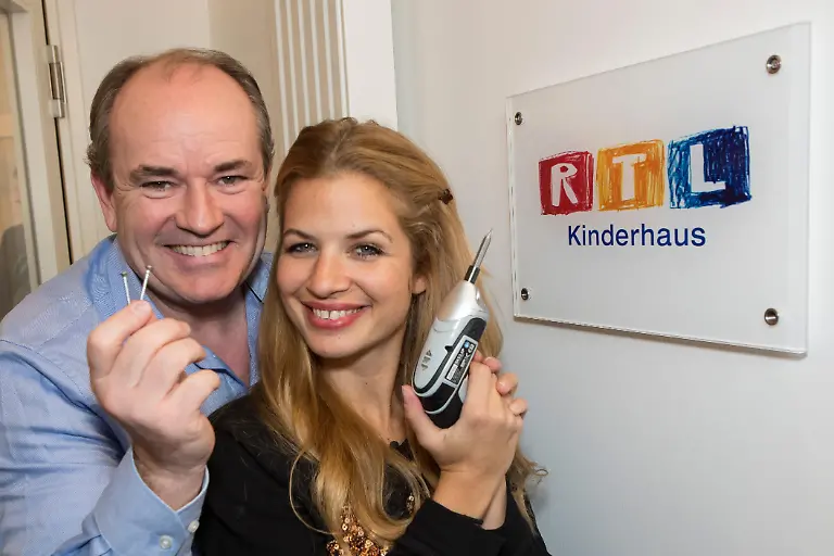 Es-ist-soweit-Das-RTL-Kinderhaus-ARCHE-in-Berlin-Friedrichshain-ist-fertig-gestellt-Dank-einer-Spende-von-RTL-Wir-helfen-Kindern-in-Hoehe-von-1-178-000-Euro-konnte-das-neue-Gebaeude-jetzt-uebergeben-werden-RTL-Wir-helfen-Kindern-Patin-Susan-Sideropoulos-freut-sich-gemeinsam-mit-zahlreichen-Kindern-und-Jugendlichen-sowie-RTL-Charity-Gesamtleiter-Wolfram-Kons-ueber-die-neuen-Raeumlichkeiten-Die-Verwendung-des-sendungsbezogenen-Materials-ist-nur-mit-dem-Hinweis-und-Verlinkung-auf-RTL-gestattet