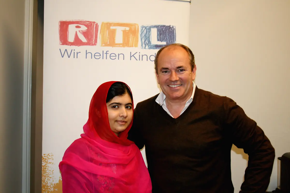 RTL-Charity-Gesamtleiter-Wolfram-Kons-freut-sich-dass-Malala-Yousafzai-Patin-der-Stiftung-RTL-Wir-helfen-Kindern-ist-Mit-den-Spenden-der-RTL-Zuschauer-und-der-Stiftung-Malala-Fund-setzt-sich-Malala-fuer-syrische-Maedchen-ein-damit-sie-auch-als-Fluechtlinge-eine-Schulbildung-erhalten-Die-Verwendung-des-sendungsbezogenen-Materials-ist-nur-mit-dem-Hinweis-und-Verlinkung-auf-RTL-gestattet