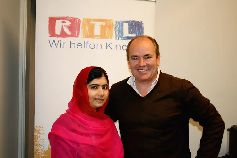 RTL-Charity-Gesamtleiter-Wolfram-Kons-freut-sich-dass-Malala-Yousafzai-Patin-der-Stiftung-RTL-Wir-helfen-Kindern-ist-Mit-den-Spenden-der-RTL-Zuschauer-und-der-Stiftung-Malala-Fund-setzt-sich-Malala-fuer-syrische-Maedchen-ein-damit-sie-auch-als-Fluechtlinge-eine-Schulbildung-erhalten-Die-Verwendung-des-sendungsbezogenen-Materials-ist-nur-mit-dem-Hinweis-und-Verlinkung-auf-RTL-gestattet