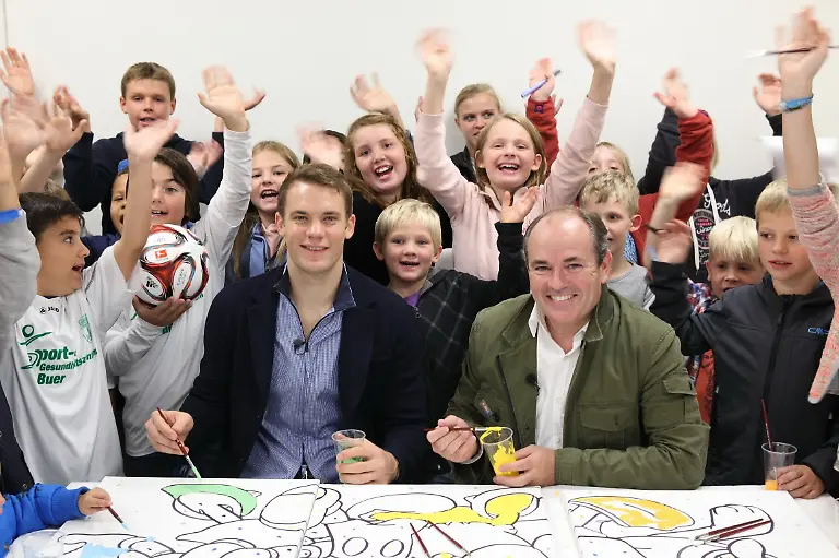 RTL-Wir-helfen-Kindern-Projektpate-Manuel-Neuer-li-und-Wolfram-Kons-bei-der-Einweihung-des-RTL-Kinderhauses-MANUS-in-Gelsenkirchen-Mit-einer-Spende-in-Hoehe-von-835-000-Euro-hat-RTL-Wir-helfen-Kindern-die-Entstehung-der-Anlaufstelle-fuer-sozial-benachteiligte-Kinder-mitfinanziert-Die-Verwendung-des-sendungsbezogenen-Materials-ist-nur-mit-dem-Hinweis-und-Verlinkung-auf-RTL-gestattet