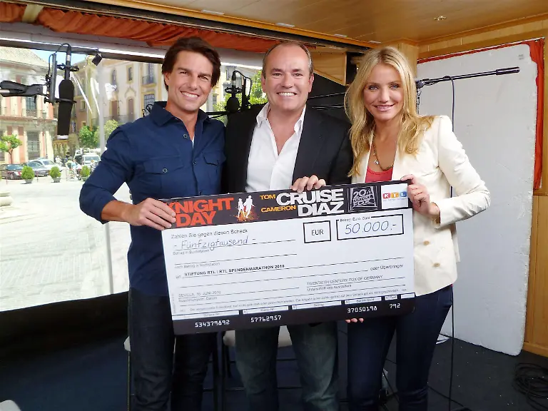 Fuer-die-Stiftung-RTL-Wir-helfen-Kindern-e-V-gibt-Wolfram-Kons-Mi-alles-Und-so-findet-sich-der-RTL-Charity-Mann-gemeinsam-mit-den-Stunt-Spezialisten-von-action-concept-u-a-Alarm-fuer-Cobra-11-auf-dem-Dach-des-neuen-RTL-Gebaeudes-in-Koeln-Deutz-wieder-Er-springt-15-Meter-in-die-Tiefe-um-den-Wetteinsatz-in-Hoehe-von-x19-50-000-fuer-Projekte-der-RTL-Stiftung-entgegen-nehmen-zu-koennen-Er-hatte-mit-Tom-Cruise-gewettet-dass-er-diesen-Stunt-durchzieht-Zusammen-mit-Cameron-Diaz-loest-Tom-Cruise-seine-Wettschuld-bei-Wolfram-Kons-ein-Die-Verwendung-des-sendungsbezogenen-Materials-ist-nur-mit-dem-Hinweis-und-Verlinkung-auf-RTL-gestattet
