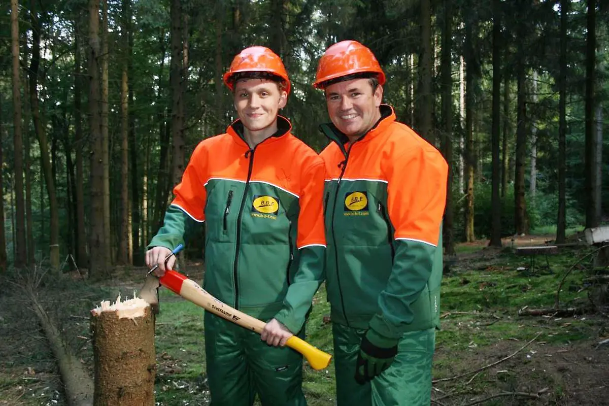 Matthias-Schweighoefer-versus-Wolfram-Kons-re-im-Baumfaell-Charity-Duell-Wer-schafft-es-tatsaechlich-mit-einer-Axt-einen-Baum-zu-faellen-Die-Verwendung-des-sendungsbezogenen-Materials-ist-nur-mit-dem-Hinweis-und-Verlinkung-auf-RTL-gestattet