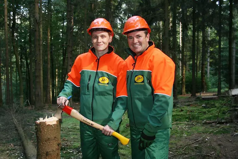 Matthias-Schweighoefer-versus-Wolfram-Kons-re-im-Baumfaell-Charity-Duell-Wer-schafft-es-tatsaechlich-mit-einer-Axt-einen-Baum-zu-faellen-Die-Verwendung-des-sendungsbezogenen-Materials-ist-nur-mit-dem-Hinweis-und-Verlinkung-auf-RTL-gestattet