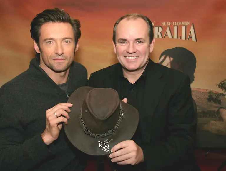 Die-50-000-Euro-Wette-Hugh-Jackman-re-glaubt-nicht-daran-dass-RTL-Spendenmarathon-Leiter-Wolfram-Kons-als-Stockman-australischer-Cowboy-im-australischen-Outback-zurecht-kommt-Sollte-der-RTL-Moderator-das-schaffen-bekommt-er-von-Jackman-50-000-Euro-fuer-den-RTL-Spendenmarathon-Wolfram-Kons-nimmt-die-Wette-an-Mit-Pferd-Ronny-ist-er-mehrere-Tage-in-der-Kimberley-Region-in-mitten-des-australischen-Outbacks-unterwegs-und-treibt-eine-Rinderherde-zurueck-zur-Ranch-Die-Verwendung-des-sendungsbezogenen-Materials-ist-nur-mit-dem-Hinweis-und-Verlinkung-auf-RTL-gestattet