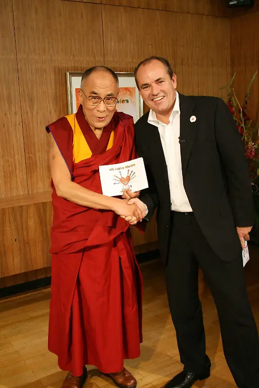 RTL-Charity-Gesamtleiter-Wolfram-Kons-im-Gespraech-mit-dem-Dalai-Lama-bei-seinem-Besuch-in-Muenster-im-September-2007-Der-RTL-Spendenmarathon-engagiert-sich-in-diesem-Jahr-fuer-ein-Kinderdorf-fuer-tibetanische-Fluechtlingskinder-in-Indien-Der-Dalai-Lama-unterstuetzt-das-Engagement-des-RTL-Spendenmarathons-Pate-fuer-dieses-Projekt-im-Norden-Indiens-ist-Schauspieler-Hannes-Jaenicke-Die-Verwendung-des-sendungsbezogenen-Materials-ist-nur-mit-dem-Hinweis-und-Verlinkung-auf-RTL-gestattet