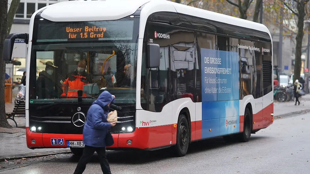 Fuer-jeden-ihrer-420-Elektrobusse-hat-die-Hamburger-Hochbahn-im-Schnitt-762-000-Euro-gezahlt