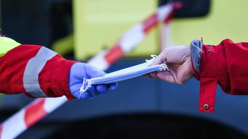 OP-Masken-werden-an-Beduerftige-verteilt