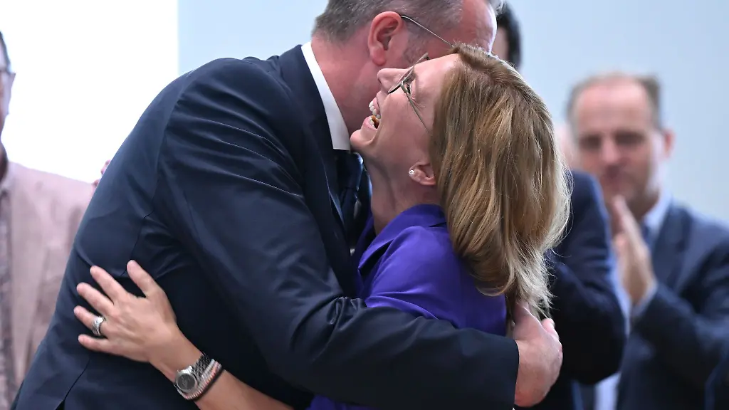 Ministerpraesident-Alexander-Schweitzer-und-Parteichefin-Sabine-Baetzing-Lichtenthaeler-kandidieren-auf-den-ersten-beiden-Plaetzen-der-Liste-fuer-die-Landtagswahl-im-Maerz