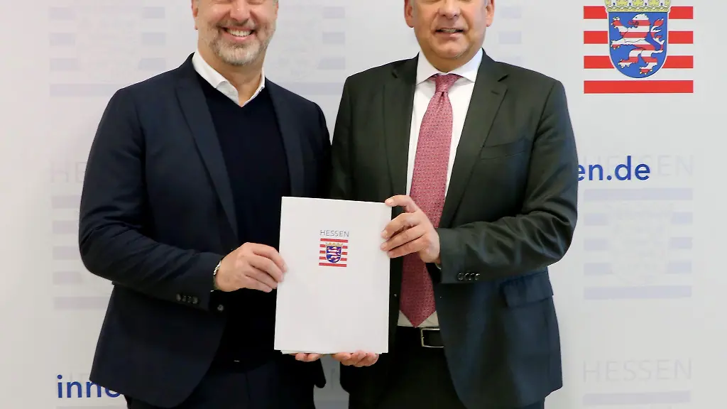 Hessens-kuenftiger-Praesident-des-Landeskriminalamtes-Daniel-Muth-l-und-Innenminister-Roman-Poseck-CDU