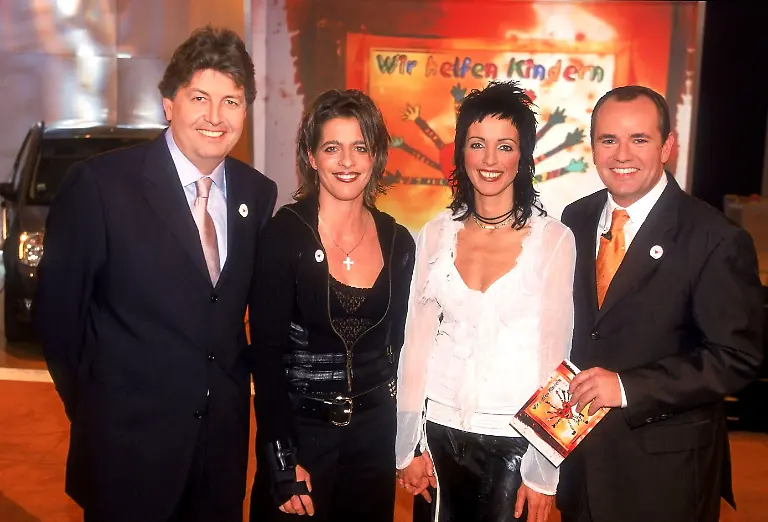 Start-fuer-den-RTL-Spendenmarathon-2001-v-l-RTL-Geschaeftsfuehrer-Gerhard-Zeiler-Nane-Kerner-Schwester-von-Nena-Nena-und-Moderator-Wolfram-Kons-Die-Verwendung-des-sendungsbezogenen-Materials-ist-nur-mit-dem-Hinweis-und-Verlinkung-auf-RTL-gestattet