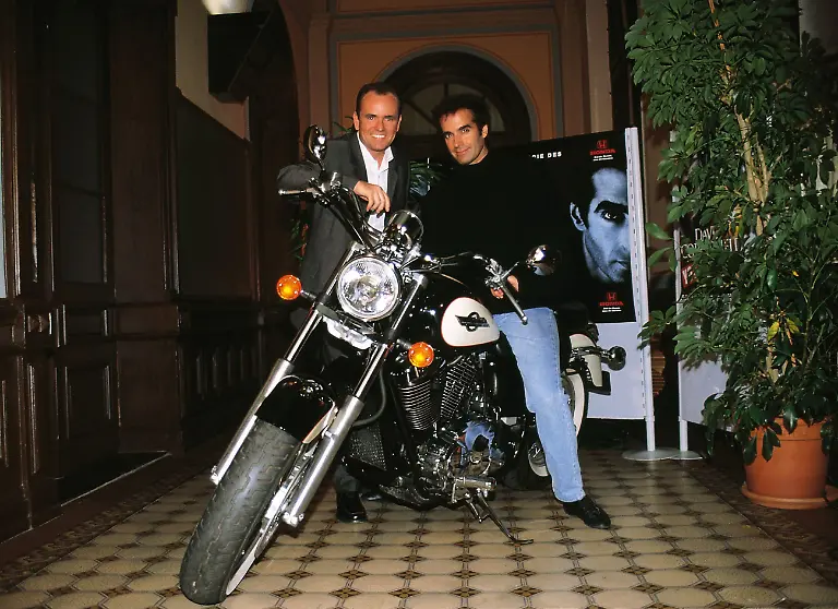 Magier-David-Copperfield-re-macht-mit-beim-RTL-Spendenmarathon-1998-Sein-aktuelles-Tournee-Motorrad-uebergibt-er-Moderator-Wolfram-Kons-zur-Versteigerung-Die-Verwendung-des-sendungsbezogenen-Materials-ist-nur-mit-dem-Hinweis-und-Verlinkung-auf-RTL-gestattet