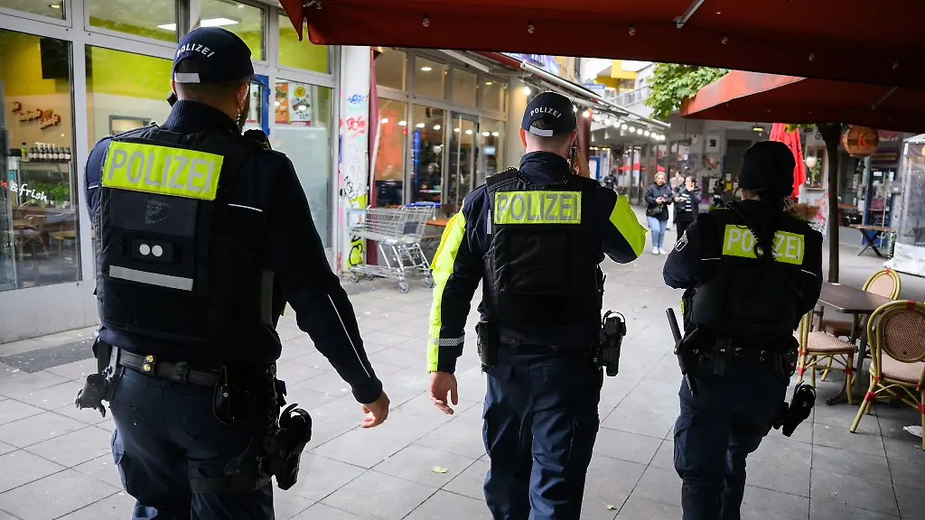 Bei-Schwerpunktkontrollen-gegen-die-organisierte-Kriminalitaet-hat-die-Berliner-Polizei-Waffen-und-andere-gefaehrliche-Gegenstaende-kontrolliert