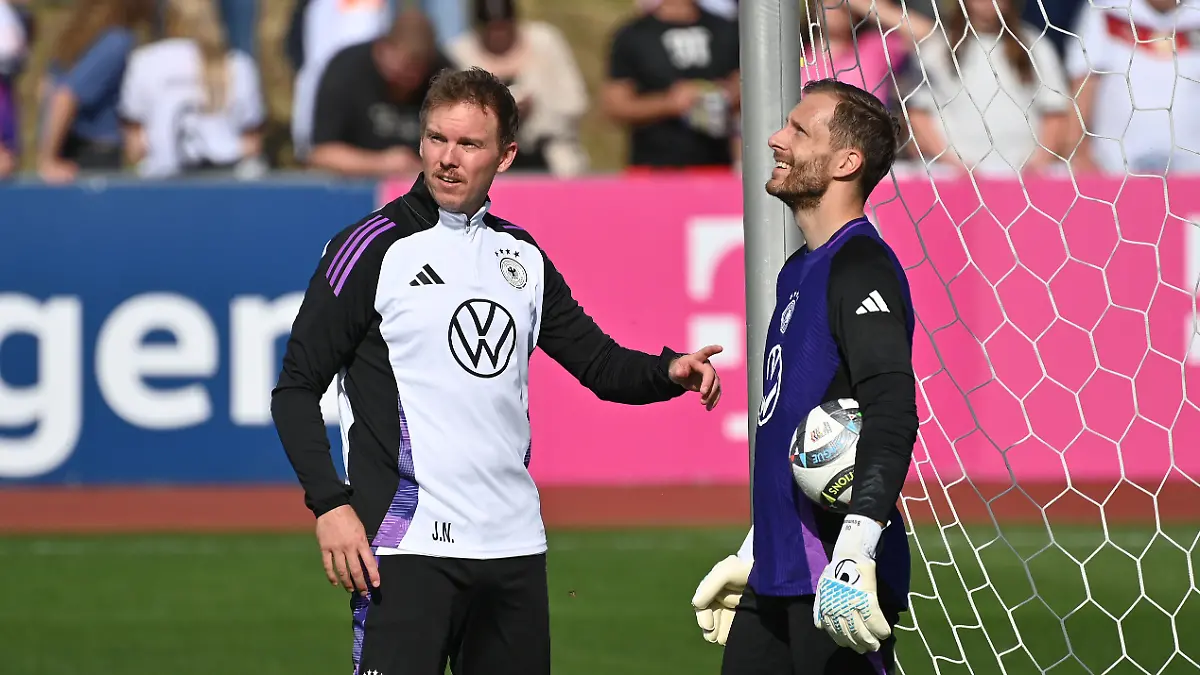 Bundestrainer-Julian-NAGELSMANN-GER-mit-Torwart-Oliver-BAUMANN-GER-Oeffentliches-Training-Deutsche-Fussball-Nationalmannschaft-Trainingslager-in-Herzogenaurach-am-30-05