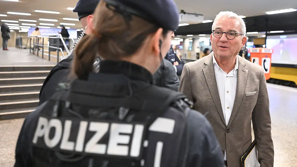 Minister-Strobl-tauschte-sich-mit-Polizisten-aus