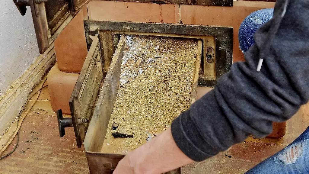 Vor-dem-Entsorgen-muss-die-Asche-vollstaendig-erkaltet-sein-Glutnester-koennen-noch-Tage-spaeter-Braende-verursachen