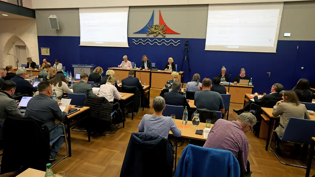 Im-Rathaus-beginnt-eine-Tagung-der-Buergerschaft-Das-Gremium-beschaeftigt-sich-unter-anderem-mit-einer-Gehaltsluecke-von-elf-Millionen-Euro-fuer-die-Stadtverwaltungs-Gehaelter-2025