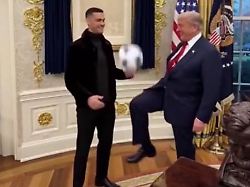 Trump z videoposnetkom umetne inteligence navdušil nad Ronaldom po srečanju v Beli hiši