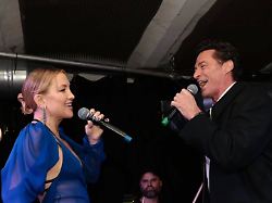 Überraschender Gig in Berlin: Kate Hudson und Hugh Jackman singen "Karaoke"
