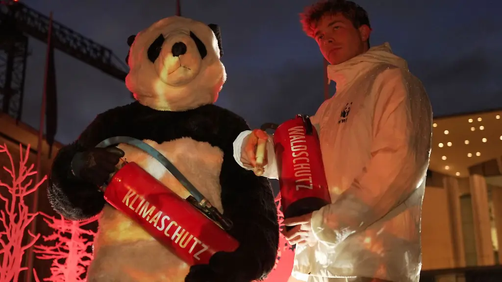 Der-Naturschutzorganisation-WWF-demonstriert-vor-dem-Kanzleramt-fuer-mehr-Klimaschutz