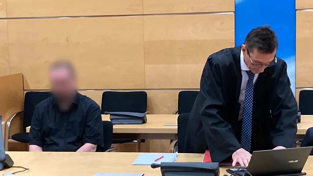 Der-36-Jahre-alte-angeklagte-Paedagoge-und-Jugendwart-l-aus-Bad-Salzungen-sitzt-zu-Prozessbeginn-vor-dem-Landgericht-Meiningen-neben-Verteidiger-Daniel-Weithaas-Die-Staatsanwaltschaft-wirft-ihm-unter-anderem-sexuellen-Missbrauch-von-Schutzbefohlenen-in-Tateinheit-mit-Vergewaltigung-die-Verbreitung-pornografischer-Inhalte-und-sexuelle-Belaestigung-vor