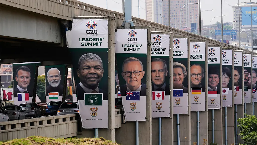 Portraets-verschiedener-G20-Staats-und-Regierungschefs-stehen-entlang-einer-Autobahn-in-Johannesburg