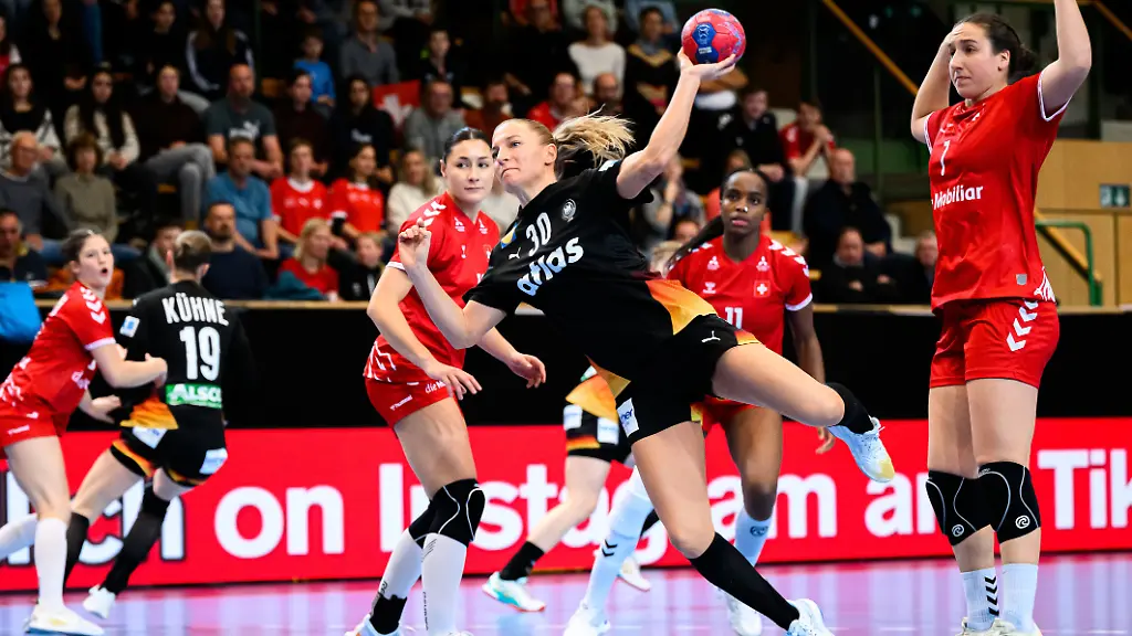 Handball-Frauen-Laenderspiel-Schweiz-Deutschland-Jenny-Behrend-Deutschland-und-Tabea-Schmid-Schweiz-in-Aktion