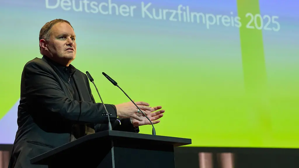 Kultursenator-Carsten-Brosda-bei-der-Verleihung-des-Deutschen-Kurzfilmpreises