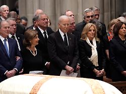 Obamas, Clintons und Trump fehlen: Joe Biden besucht Dick Cheneys Trauerfeier