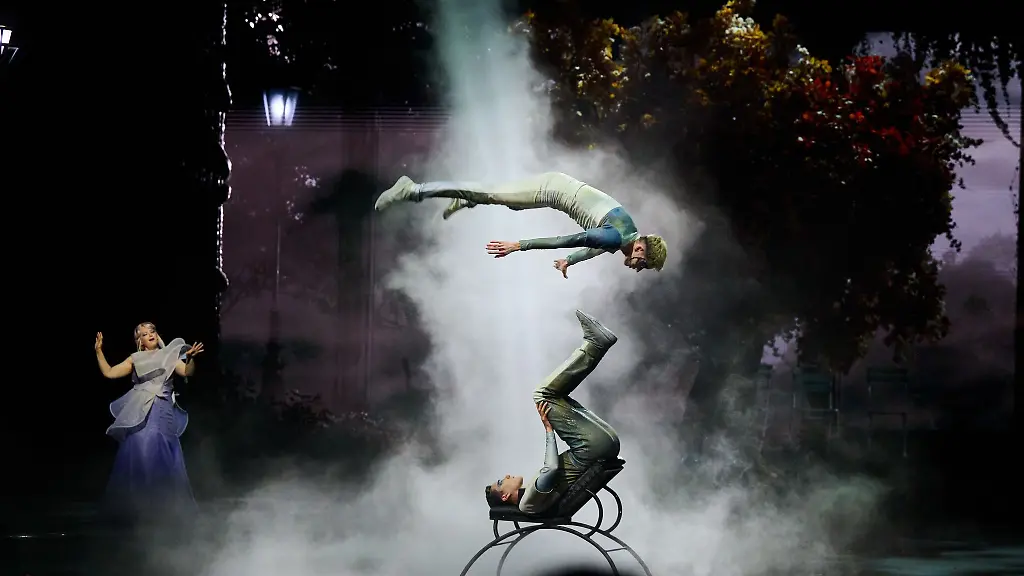 Zum-Ensemble-zaehlen-in-Berlin-rund-40-Artistinnen-und-Artisten-aus-etwa-20-Laendern