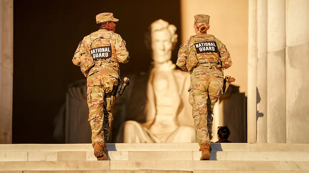 Soldaten-der-Nationalgarde-der-USA-gehen-am-fruehen-Morgen-die-Stufen-zum-Lincoln-Memorial-hinauf