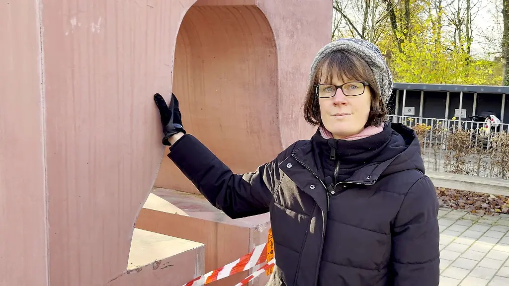 Pastorin-Angela-Walther-trauert-um-die-Glocke