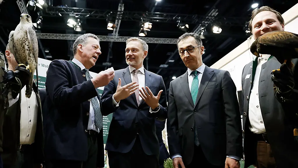 Im-vergangenen-Jahr-konnten-Politiker-bei-Rundgaengen-noch-Greifvoegel-auf-der-Gruenen-Woche-bewundern-2026-wohl-nicht