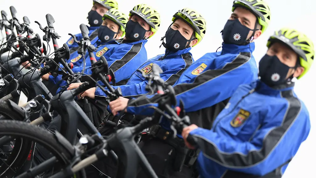 Dass-die-Fahrradstreifen-jederzeit-ansprechbar-seien-habe-zu-einer-staerkeren-Buergernaehe-gefuehrt-sagt-Innenminister-Michael-Ebling-SPD