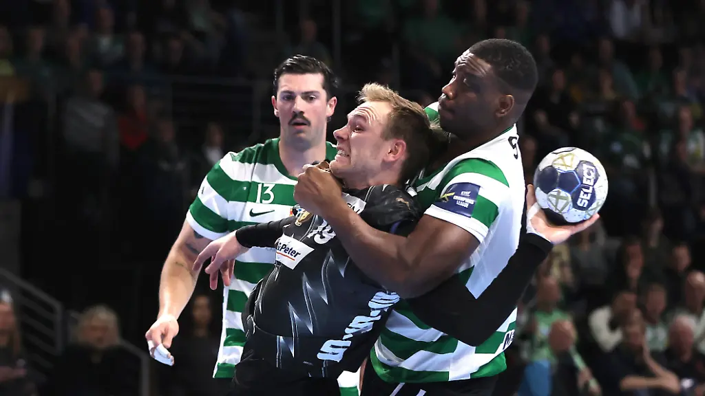 Mathias-Gidsel-im-Zweikampf-mit-Christian-Yahoza-Moga-Aktion-Spielszene-Sport-Handball-CL-Championsleague-Champions-League-Herren-8-Spieltag-Saison-2025-2026-20-11