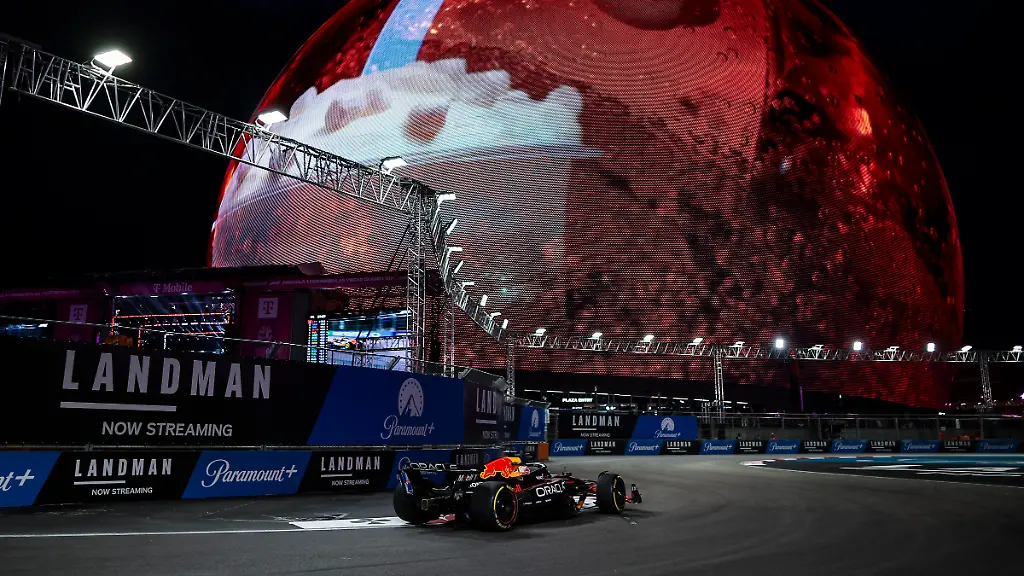01-VERSTAPPEN-Max-nld-Red-Bull-Racing-RB21-action-during-the-2025-Formula-1-Las-Vegas-Grand-Prix-22th-round-of-the-2025-FIA-Formula-One-World-Championship-from-November-21-to-23-2025-on-the-Las-Vegas-Strip-Circuit-in-Paradise-Nevada-United-States-of-America-Photo-Eric-Alonso-DPPI