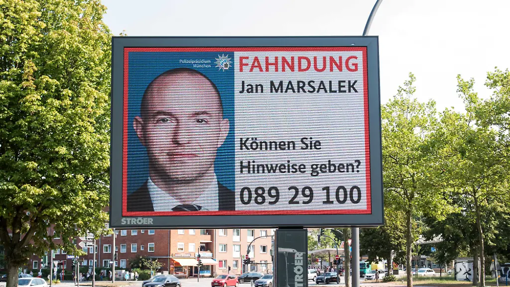 Ein-Fahndungsaufruf-nach-Jan-Marsalek-Ex-Vertriebsvorstands-des-Dax-Konzerns-Wirecard-ist-im-Stadtteil-Horn-auf-einer-Leuchtreklame-angezeigt-Im-milliardenschweren-Bilanzskandal-bei-Wirecard-sollen-philippinische-Einwanderungsbeamte-Reiseunterlagen-Marsaleks-gefaelscht-haben