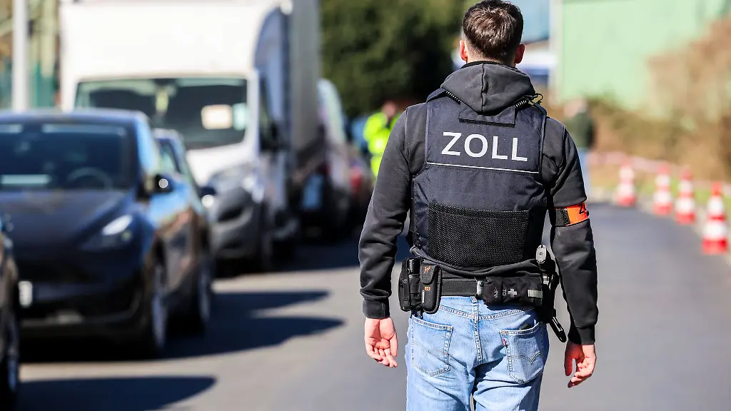 Mit-dem-Verkauf-teurer-Autos-nach-Russland-soll-ein-Familientrio-Millionengeschaefte-gemacht-haben