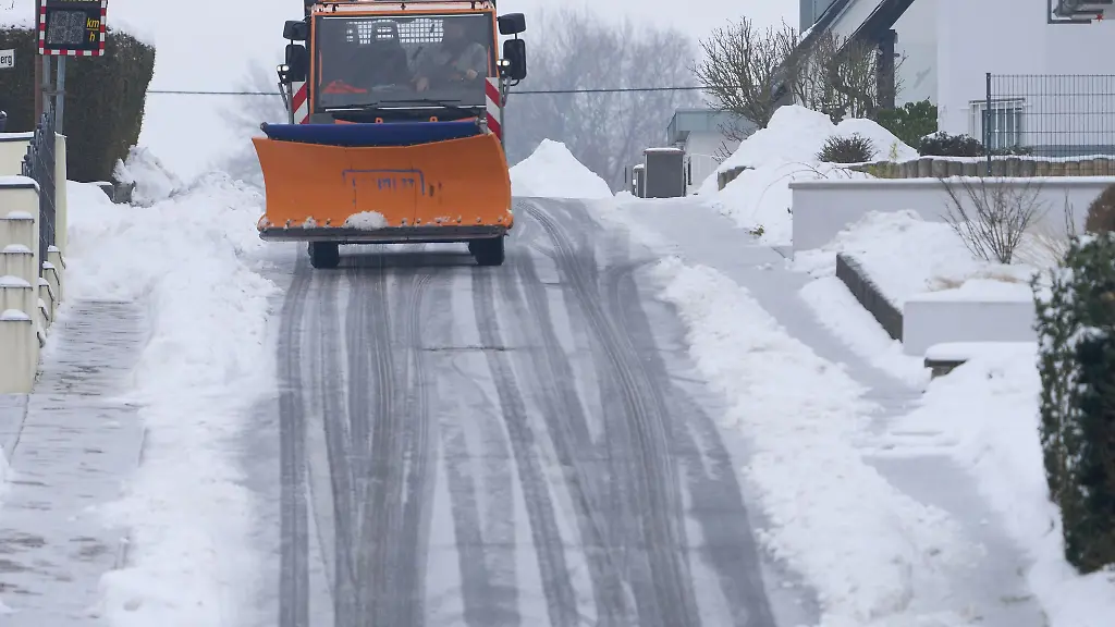 Mit-leichtem-Schneefall-klopft-der-Winter-schon-mal-kraeftig-an