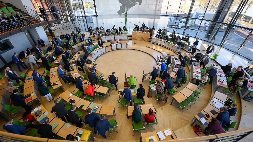 Gruene-und-Linke-kritisieren-die-Arbeit-der-Minderheitsregierung-in-Sachsen