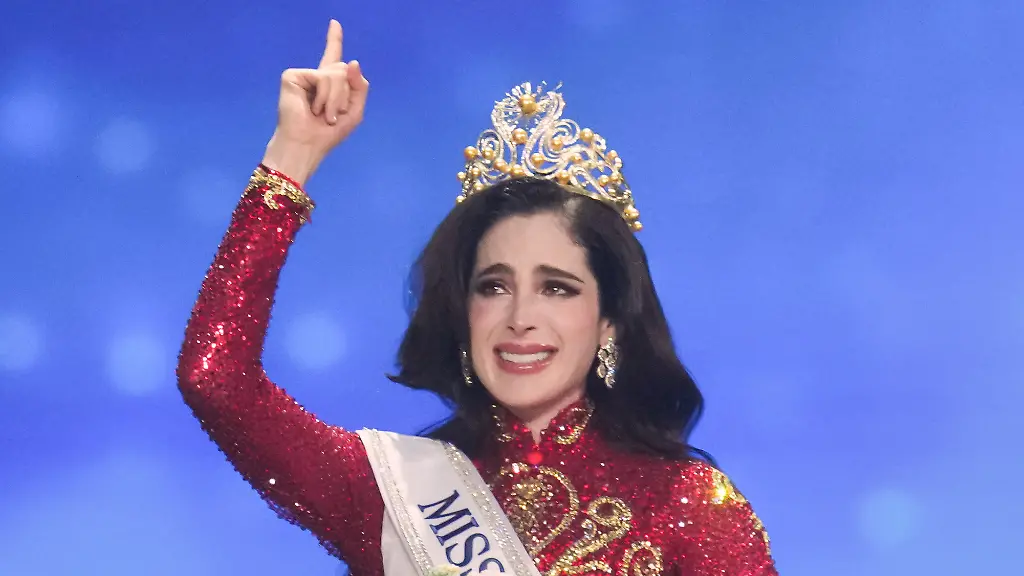 Miss-Mexico-Fatima-Bosch-celebrates-winning-the-2025-Miss-Universe-pageant-in-Nonthaburi-north-of-Bangkok-in-Nonthaburi-province-Thailand-Friday-Nov-21-2025