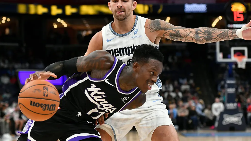 20-11-2025-USA-Memphis-Basketball-NBA-Hauptrunde-Memphis-Grizzlies-Sacramento-Kings-Sacramento-Kings-Guard-Dennis-Schroeder-unten-spielt-den-Ball-gegen-Memphis-Grizzlies-Guard-John-Konchar