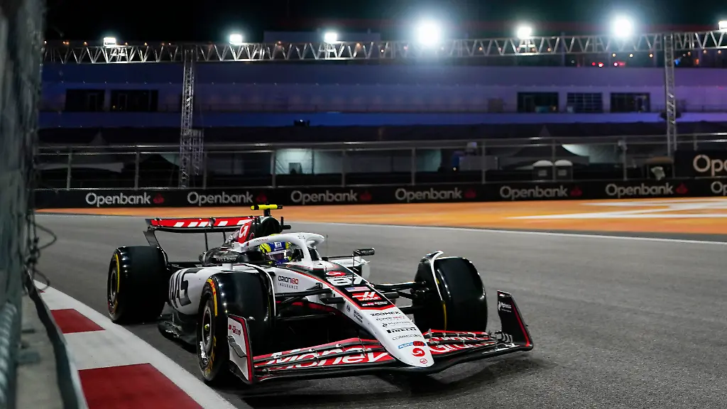 Nov-20-2025-Las-Vegas-NV-USA-Haas-F1-Team-driver-Oliver-Bearman-87-drives-during-practice-for-the-Formula-1-Heineken-Silver-Las-Vegas-Grand-Prix-2025-at-the-Las-Vegas-Strip-Circuit